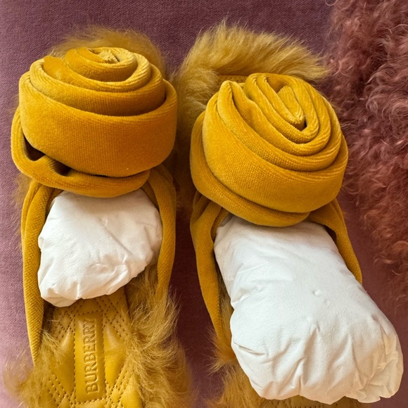 Burberry
Rose 100mm shearling velvet sandals size 36 - Picture 8 of 8